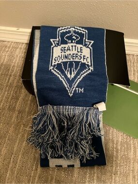 Supporter Scarf in Navy and White